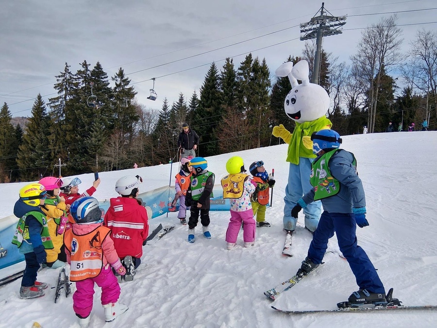 Enfants et moniteurs au jardin des neiges